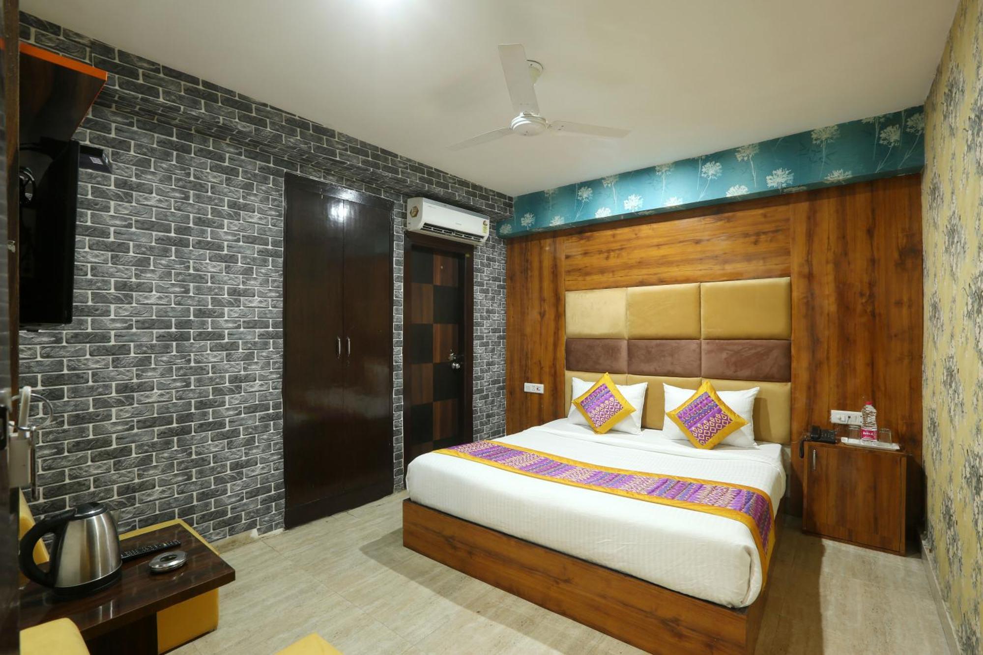 Hotel Ark Wood At Airport New Delhi Buitenkant foto