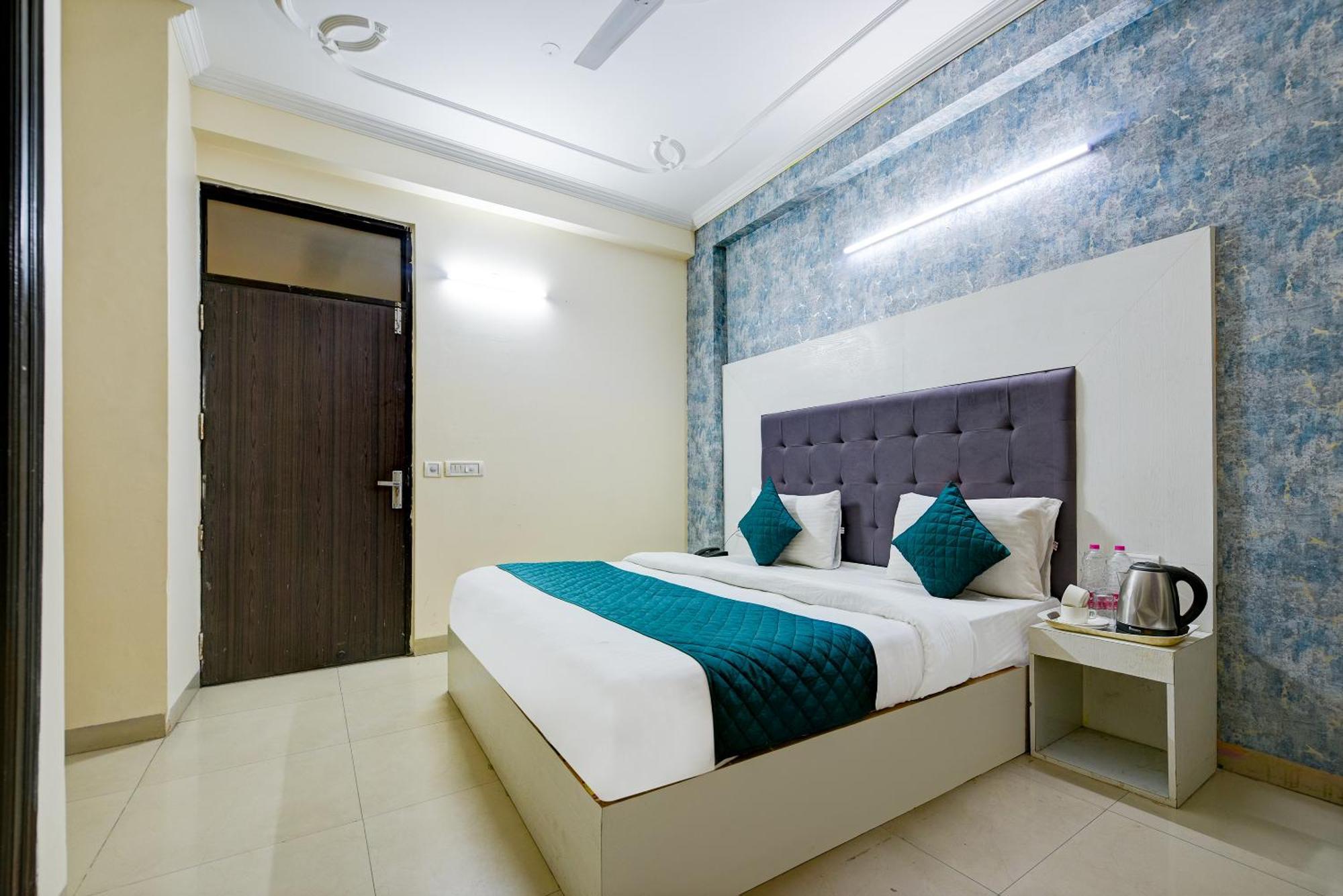 Hotel Ark Wood At Airport New Delhi Buitenkant foto